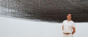 Ein Mann schaut nach oben. Blick in die Ausstellung in der Royal Academy.