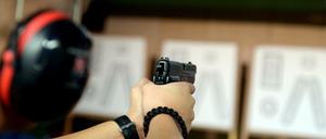 Berliner Polizisten atmeten in Schießständen Giftstoffe ein, einige starben.