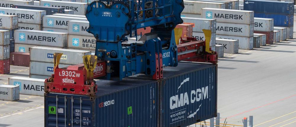 ymContainerschiff in Wilhelmshaven (Symbolbild).