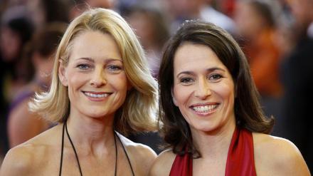 Die TV-Moderatorin Anne Will (rechts) und die Kommunikationswissenschaftlerin Miriam Meckel haben ihre Partnerschaft beendet. 