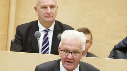 Winfried Kretschmann, im Hintergrund Dietmar Woidke.