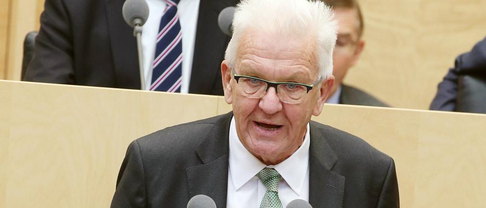 Winfried Kretschmann, im Hintergrund Dietmar Woidke.
