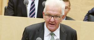 Winfried Kretschmann, im Hintergrund Dietmar Woidke.