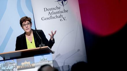 Annegret Kramp-Karrenbauer (CDU), Verteidigungsministerin, spricht bei der Sicherheitstagung "Nato Talk around the Brandenburger Tor".