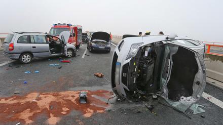 Demolierte Fahrzeuge stehen an der Unfallstelle auf der Autobahn A7.