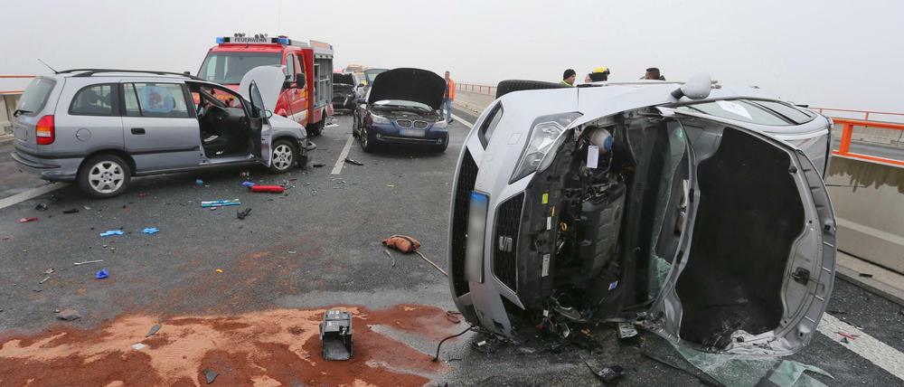 Demolierte Fahrzeuge stehen an der Unfallstelle auf der Autobahn A7.