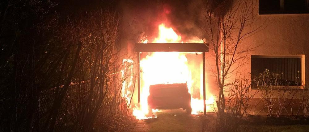 Auto in Flammen (Symbolbild).