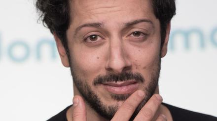 Für ProSieben begibt sich Der Schauspieler Fahri Yardim auf "Die Suche nach dem Glück". In Sachen Integration ist der Privatsender ein Vorzeigebeispiel. 