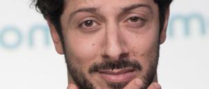 Für ProSieben begibt sich Der Schauspieler Fahri Yardim auf "Die Suche nach dem Glück". In Sachen Integration ist der Privatsender ein Vorzeigebeispiel. 