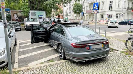 Immer wieder brachte dieser abgestellte Dienstwagen zu Fuß Gehende in Ein großer Dienstwagen Der DGB . Dessen Dienststelle sieht es anders: "Die Fahrer wurden bereits angewiesen, geltende Regeln einzuhalten." 