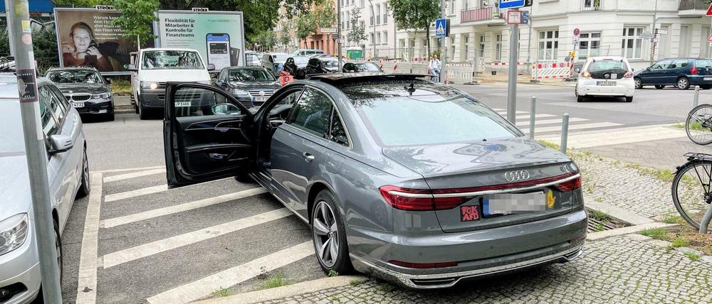 Immer wieder brachte dieser abgestellte Dienstwagen zu Fuß Gehende in Ein großer Dienstwagen Der DGB . Dessen Dienststelle sieht es anders: "Die Fahrer wurden bereits angewiesen, geltende Regeln einzuhalten." 