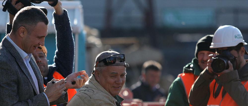 Vitali Klitschko gibt ein Autogramm auf einer Baustelle in Kiew.