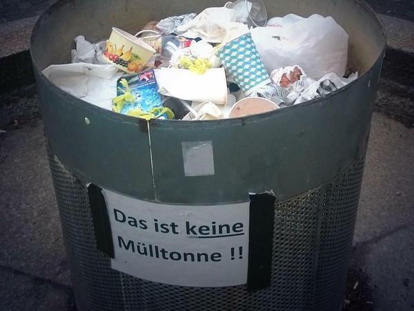 Unbekannter Kreuzberger Künstler verzierte diesen Behälter am Marheinekeplatz.