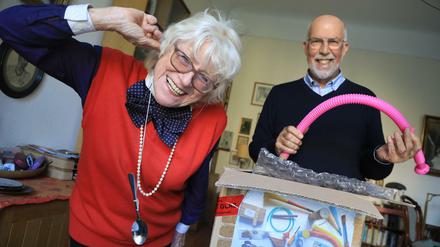 Maren Heinzerling, Gründerin von "Zauberhafte Physik" und Lothar Zühlke zeigen Physik-Versuche für Schüler und Schülerinnen.