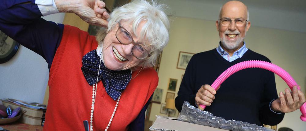 Maren Heinzerling, Gründerin von "Zauberhafte Physik" und Lothar Zühlke zeigen Physik-Versuche für Schüler und Schülerinnen.