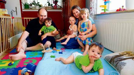 Full House. Vater Karsten und Mutter Sina mit ihren Drillingen und der älteren Tochter Mara (r.). 