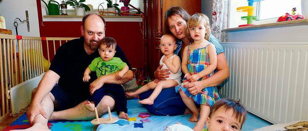 Full House. Vater Karsten und Mutter Sina mit ihren Drillingen und der älteren Tochter Mara (r.). 