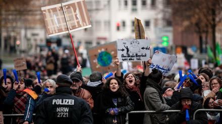 Tausende demonstrieren gegen Neonazis in Bielefeld. 