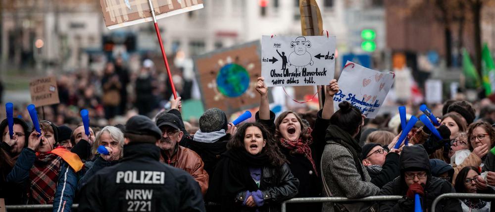 Tausende demonstrieren gegen Neonazis in Bielefeld. 