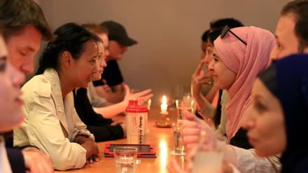 Muslime und Nicht-Muslime lernen sich kennen, wie hier in einem Berliner Restaurant. 