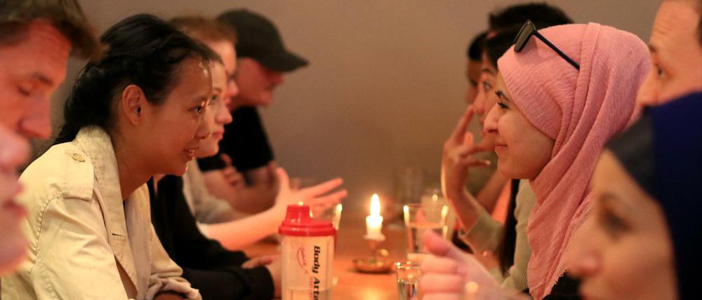 Muslime und Nicht-Muslime lernen sich kennen, wie hier in einem Berliner Restaurant. 