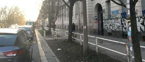 „Ein- und Aussteigen frei“. Vor dem Haupteingang der Grundschule am Falkplatz in der Gleimstraße.