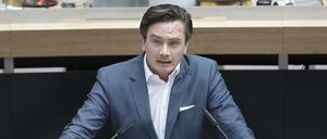 Marcel Luthe (FDP) zieht erneut gegen Innensenator Andreas Geisel (SPD) mit einer Organklage vor den Verfassungsgerichtshof.