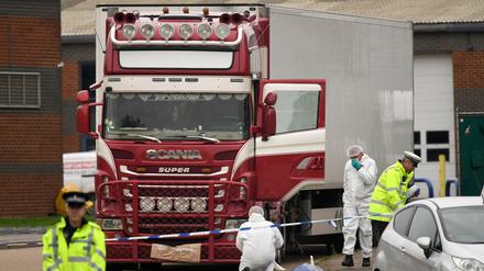 Polizisten und Mitarbeiter der Spurensicherung arbeiten an dem LKW, in dem 39 Leichen gefunden wurden (Archiv). 