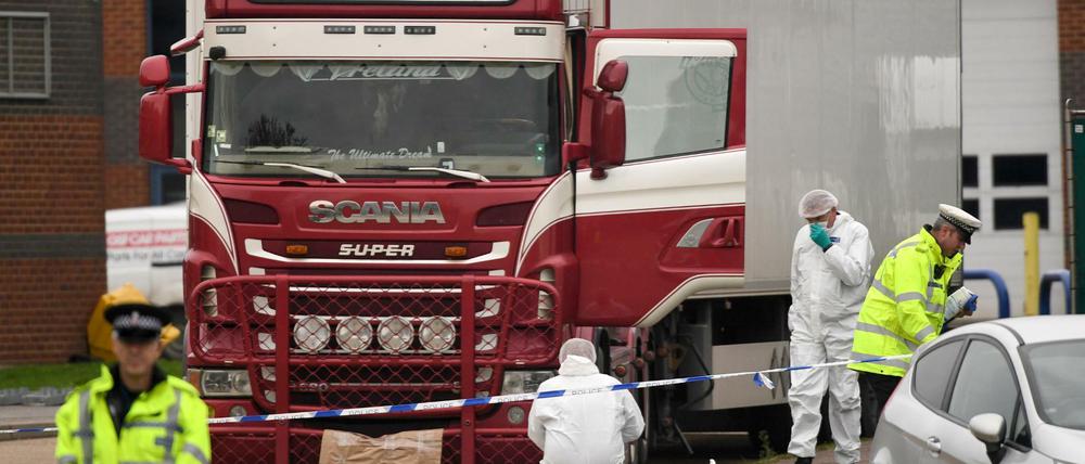 Polizisten und Mitarbeiter der Spurensicherung arbeiten an dem LKW, in dem 39 Leichen gefunden wurden (Archiv). 