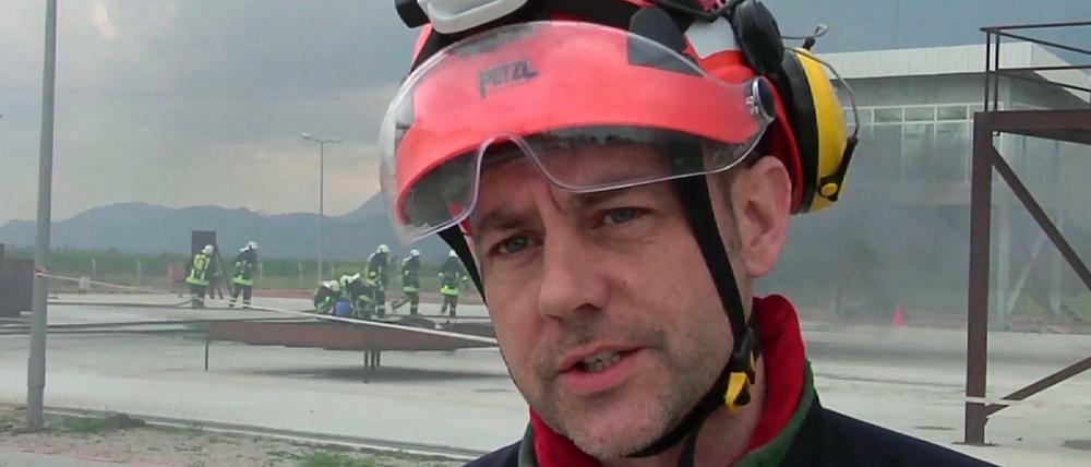James Le Mesurier, Gründer der syrischen Rettungsorganisation Weißhelme, bei einem Gespräch mit Journalisten bei einer Übung in der Südtürkei.