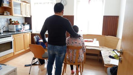 Die kleine Tochter von Maria und Christo ist traumatisiert vom Polizeieinsatz in ihrer Wohnung. Was genau geschah, wird derzeit von vielen Stellen ermittelt. 