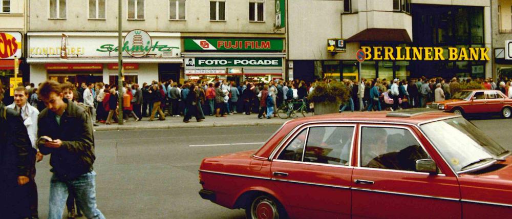 Neukölln im Herbst 1989, als die Ostdeutschen für 100 D-Mark an der Berliner Bank anstanden.