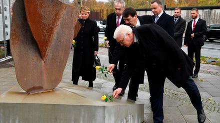 Rosen für Visegrad: Der Bundespräsident, seine slowakische Kollegin die Präsidenten Tschechiens, Ungarns und Polens (v.l.n.r.).