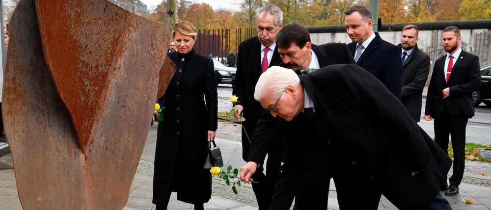 Rosen für Visegrad: Der Bundespräsident, seine slowakische Kollegin die Präsidenten Tschechiens, Ungarns und Polens (v.l.n.r.).