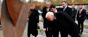 Rosen für Visegrad: Der Bundespräsident, seine slowakische Kollegin die Präsidenten Tschechiens, Ungarns und Polens (v.l.n.r.).