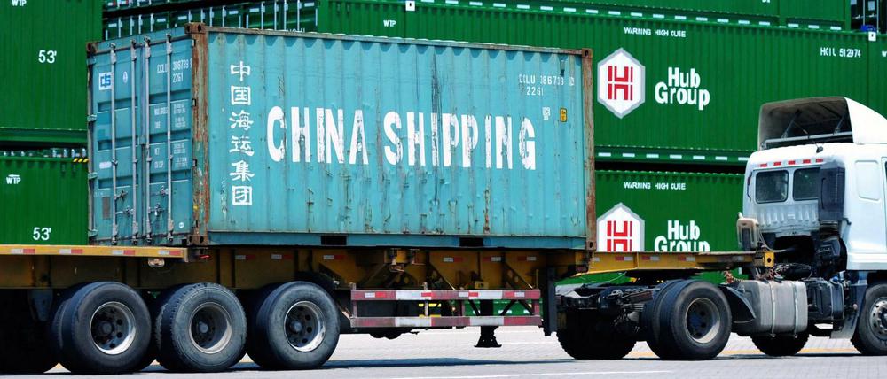 Ein Lkw befördert einen Container der China Shipping Container Lines im Hafen von Qingdao.
