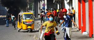 Demonstraten in den Straßen Bagdads.