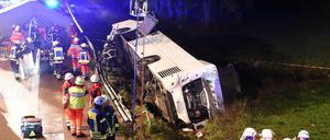 Rettungskräfte stehen am Unglücksort auf der A 1.