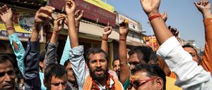 Hinduisten feiern das Gerichtsurteil zum Tempelbau.