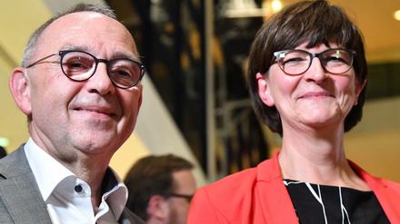 Noch steht nicht fest, wer zuletzt lacht: Die SPD-Vorsitzenden-Kandidaten Norbert Walter-Borjans und Saskia Esken.