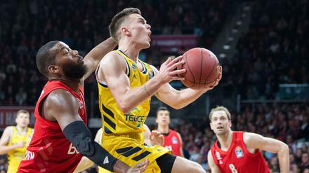 Albas Martin Hermannsson schreckte auch vor dem Duell mit dem deutlich größeren Münchner Greg Monroe (links) nicht zurück.