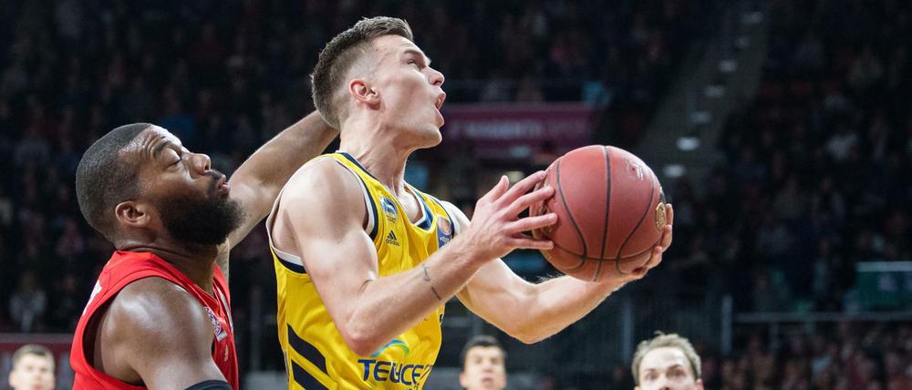 Albas Martin Hermannsson schreckte auch vor dem Duell mit dem deutlich größeren Münchner Greg Monroe (links) nicht zurück.