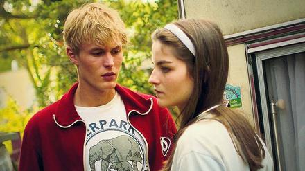 West-Frau tritt Ost-Mann. Katja (Emilie Neumeister) und Thorben (Ludwig Simon) im Frühsommer 1990. 