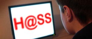 Studien legen nahe, dass die Konfrontation mit aggressiven und hasserfüllten Botschaften dazu animiert, selbst aggressiv zu kommunizieren. 