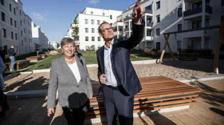 Der Regierende Bürgermeister Michael Müller (SPD) gestikuliert neben Senatorin Katrin Lompscher (Die Linke) bei einem Besuch in einem Wohnpark der Wohnungsunternehmen WBM und degewo.