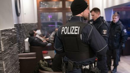 In Neukölln finden immer wieder Razzien in Cafés und Shishabars statt. (Symbolbild)