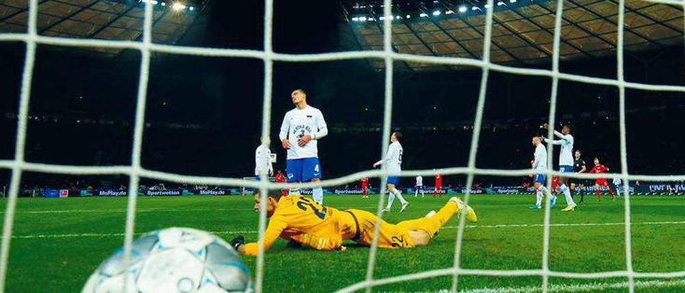 Der Blick geht nach unten: Gegen RB Leipzig musste sich Hertha am Samstag geschlagen geben. Es war bereits die dritte Bundesliga-Niederlage in Folge für die Berliner.