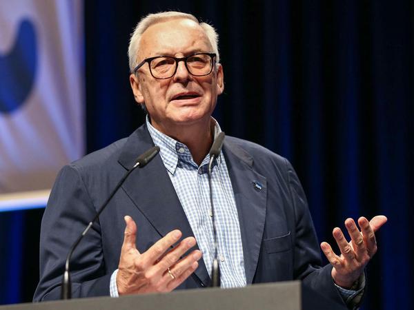 Aufgemerkt: Hertha-Präsident Werner Gegenbauer spricht bei der Mitgliederversammlung zu den Mitgliedern.