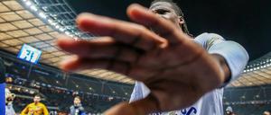 Sprich zu der Hand: Bei Dedryck Boyata und Hertha BSC ist die Stimmung derzeit nicht besonders positiv.