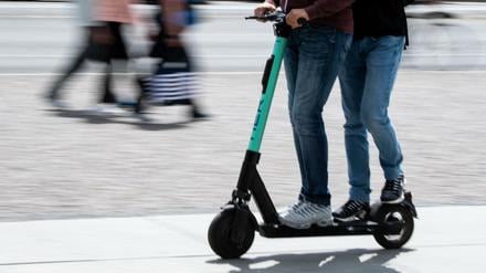 Unfallträchtig. Viele E-Roller-Fahrer halten sich nicht an die Verkehrsregeln. 